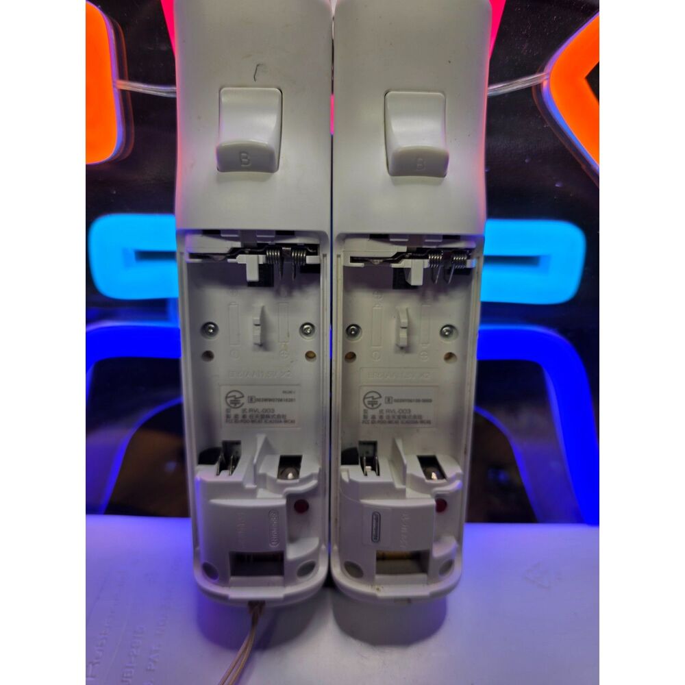 Nintendo Wii Remotes - 1 Pair - Picture 2 of 2